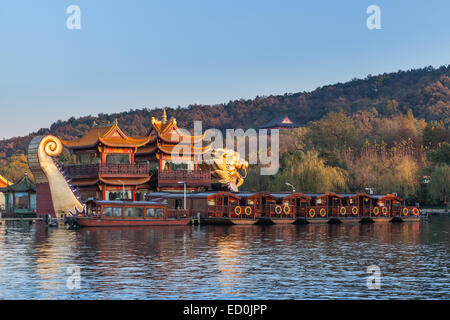 Hangzhou, China - 5. Dezember 2014: Traditionelle chinesische hölzerne Vergnügen, Boote und Drachen Schiff Stand auf dem Westsee. Berühmten par Stockfoto