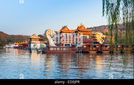 Hangzhou, China - 5. Dezember 2014: Traditionelle chinesische hölzerne Freizeitboote und Dragon Schiff auf dem Westsee festgemacht sind. Sind Stockfoto