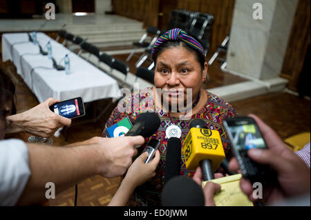 Der Gewinner des Friedens-Nobelpreis 1992 spricht Rigoberta Menchú an die Presse während Rios Montt Völkermord-Prozess im März 2013. Stockfoto