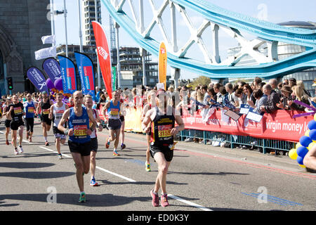 LONDON - 13.April: Unbekannten Männern laufen den London-Marathon am 13. April 2014 in London, England, UK. Der Marathon ist eine jährliche Stockfoto