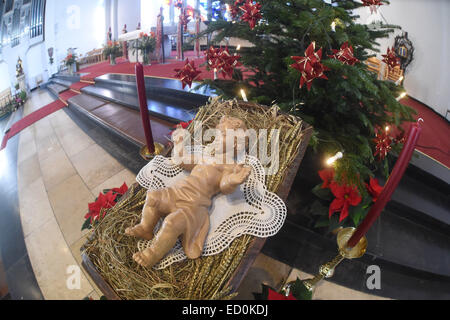 München-Neuaubing, Deutschland. 23. Dezember 2014. Eine Jesus-Figur liegt in der katholischen Kirche St. Konrad in München-Neuaubing, Deutschland, 23. Dezember 2014. Die Vorbereitungen für die Weihnachtsfeiertage sind in vollem Gange in der Pfarrei. Foto: Felix Hoerhager/Dpa - NO-Draht-SERVICE-/ Dpa/Alamy Live News Stockfoto