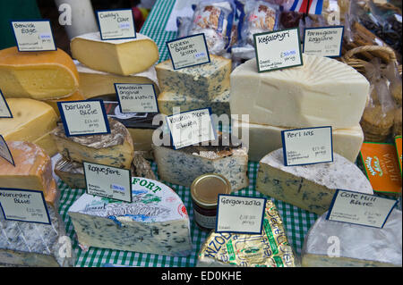 Stall zu verkaufen eine Vielzahl von Käse während Feinschmeckerfest Kington Herefordshire England UK Stockfoto