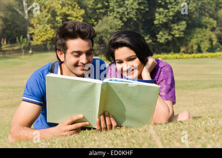 2 indische College paar Parken Buch Studie Stockfoto