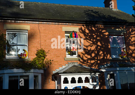 Weihnachtsschmuck im Außenbereich Einfamilienhaus bei Kington Herefordshire England UK Stockfoto