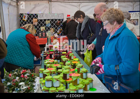 Stall zu verkaufen, lokal hergestellte Flaschen bewahrt während Feinschmeckerfest Kington Herefordshire England UK Stockfoto
