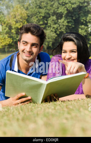 2 indische College paar Parken Buch Studie Stockfoto