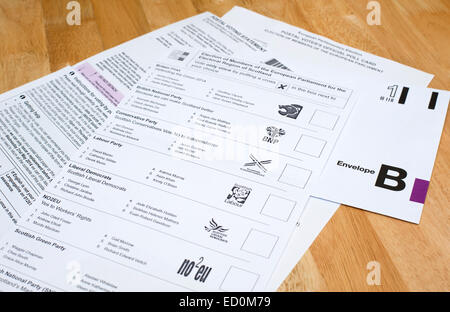 Abschluss und Vorbereitung einer Briefwahl für die rechtzeitige Absendung Stockfoto