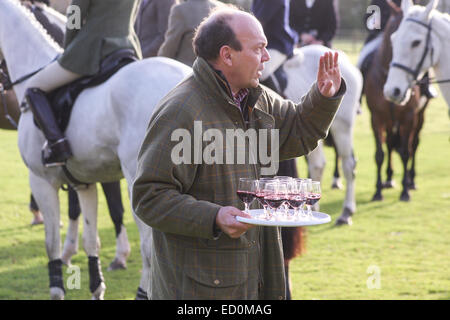 Oakham, Rutland, UK. 23. Dezember 2014. Fuß-Anhänger, die Aushändigung der Steigbügel-Cup an der montierten Anhänger bei der Treffen der Cottesmore Jagd statt auf das Dorf Barleythorpe in der Nähe von Oakham, Rutland, England. Bildnachweis: Jim Harrison/Alamy Live-Nachrichten Stockfoto