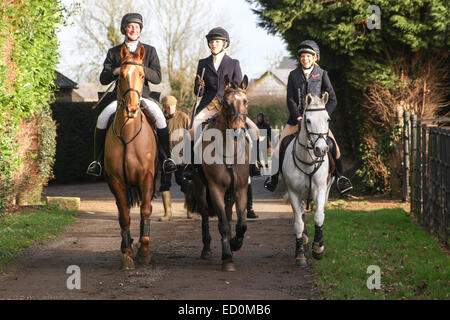 Oakham, Rutland, UK. 23. Dezember 2014. Montierten Anhänger der Cottesmore Jagd ankommen für die Treffen statt, in dem Dorf Barleythorpe in der Nähe von Oakham, Rutland, England Credit: Jim Harrison/Alamy Live News Stockfoto