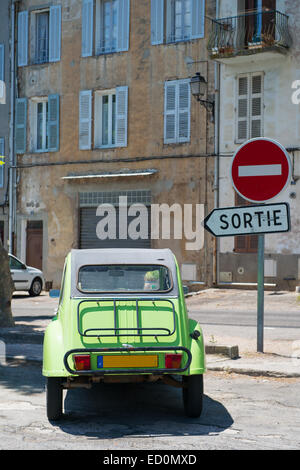 Typische französische Oldtimer auf dem Parkplatz in Frankreich Stockfoto