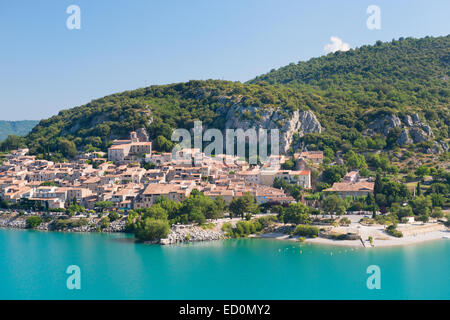 Landschaft in Frankreich mit Dorf Bauduen am Lac de Saint Croix Stockfoto