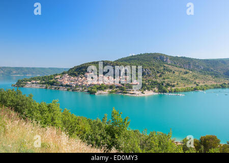 Landschaft in Frankreich mit Dorf Bauduen am Lac de Saint Croix Stockfoto