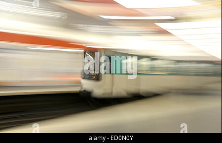 Paris Metro Zug verwischt, wie sie in einer Station eilt Stockfoto