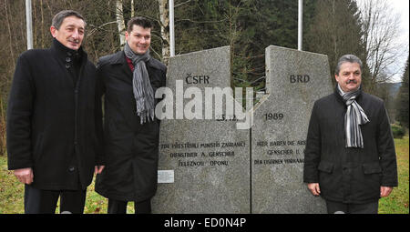 25 Jahre nach dem Fall des Eisernen Vorhangs in der Tschechischen und bayerischen Grenzland perfekt verbunden sind, sagte Dr. Andreas Meier, ein hoher Beamter der Neustadt ein der Waldnaab Bezirk, während der Zeremonie feiert das Ereignis bei Nové Domky, Tschechische Republik, heute, am Teusday, 23. Dezember 2014. Meier und der Bürgermeister der Gemeinden inszeniert das Treffen zum 25. Jubiläum des Schneidens des Drahts über den Eisernen Vorhang. Sie trafen sich an der Gedenkstätte, Entfernung des Eisernen Vorhangs in der Nähe der Rozvadov Grenzübergang, wo ehemalige tschechoslowakische und deutschen Außenminister, Jiri Dienstbier und Hans- Stockfoto