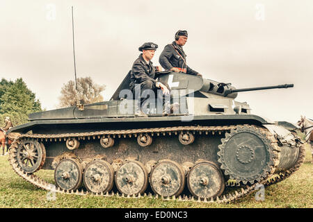 Deutsche Panzer (PzKpfw II, Panzer II)-Besatzung während des zweiten Weltkriegs Schlacht von Lomianki - historisches Reenactment, Polen Stockfoto