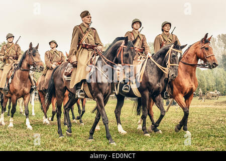 Polnische Kavallerie Reiten ihre Pferde während des zweiten Weltkriegs Schlacht von Lomianki - historisches Reenactment, Polen Stockfoto