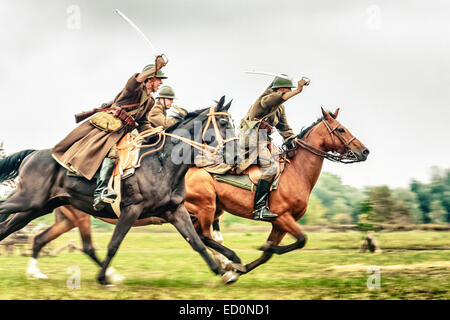 Polnische Kavallerie Reiten ihre Pferde während des zweiten Weltkriegs Schlacht von Lomianki - historisches Reenactment, Polen Stockfoto