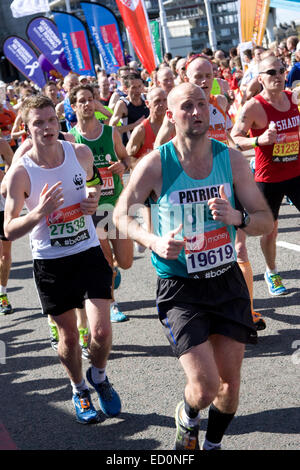 LONDON - 13.April: Unbekannten Männern laufen den London-Marathon am 13. April 2014 in London, England, UK. Der Marathon ist eine jährliche Stockfoto