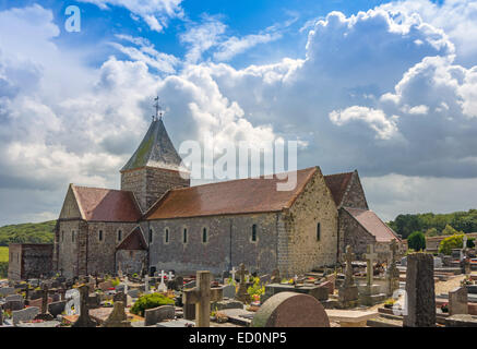 Die Kirche von St. Valery, Varengeville mit Cumulus-Wolken, gemalt von Claude Monet Stockfoto