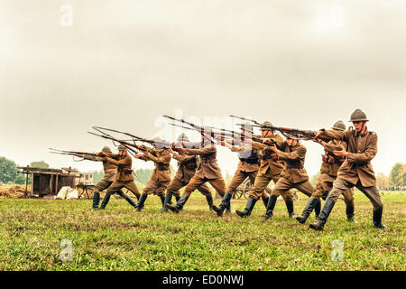 Polnische Infanterie zeigen Bajonette Kampf während WWII historisches Reenactment in Lomianki, Polen Stockfoto