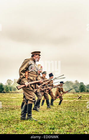 Sowjetische Infanterie zeigen Bajonette Kampf während WWII historisches Reenactment in Lomianki, Polen Stockfoto