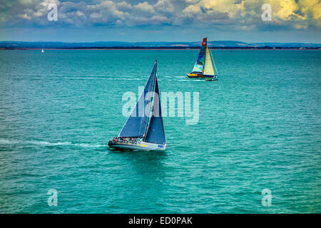 Große Rennyachten Segeln in den Solent-Portsmouth Stockfoto