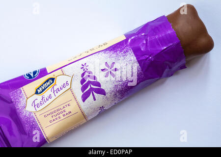McVitie's festliche Faves Chocolate Fudge Kuchenriegel auf weißem Hintergrund - Mcvities Mcvitie Stockfoto