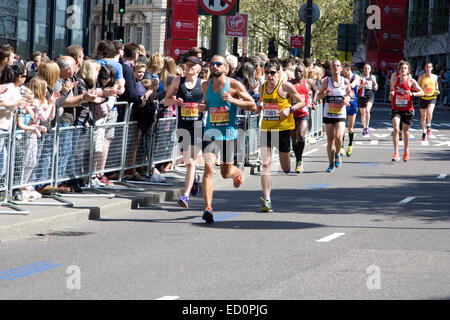 LONDON - 13.April: Unbekannten Männern laufen den London-Marathon am 13. April 2014 in London, England, UK. Der Marathon ist eine jährliche Stockfoto