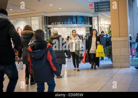 Massen von Last-Minute-Shopper pack die Queens Center Mall im Stadtteil Queens in New York auf Super Samstag, 20. Dezember 2014 auf der Suche nach Schnäppchen für ihre Weihnachtsgeschenke. Super Samstag, am Samstag vor Weihnachten war überfüllt mit Kunden und mehr Umsatz als schwarzer Freitag generieren soll.  (© Richard B. Levine) Stockfoto