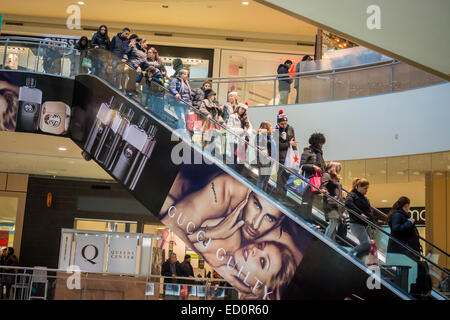 Massen von Last-Minute-Shopper pack die Queens Center Mall im Stadtteil Queens in New York auf Super Samstag, 20. Dezember 2014 auf der Suche nach Schnäppchen für ihre Weihnachtsgeschenke. Super Samstag, am Samstag vor Weihnachten war überfüllt mit Kunden und mehr Umsatz als schwarzer Freitag generieren soll.  (© Richard B. Levine) Stockfoto