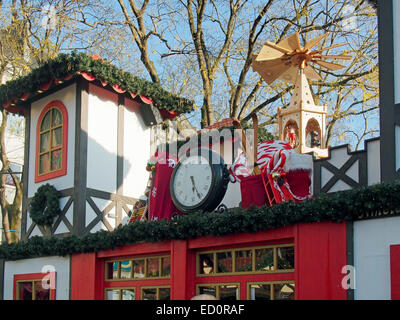 Colouful Geschäfte und Stände auf dem Weihnachtsmarkt (Weihnachtsmarkt) in dem Rudolfplatz in Köln, Deutschland, Dezember 2014. Stockfoto
