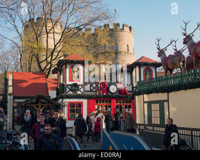 Colouful Geschäfte und Stände auf dem Weihnachtsmarkt (Weihnachtsmarkt) in dem Rudolfplatz in Köln, Deutschland, Dezember 2014. Stockfoto