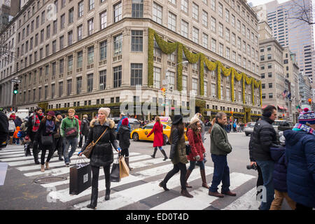 Käufer über die Fifth Avenue gegenüber Saks Fifth Avenue auf Sonntag, 21. Dezember 2014, am letzten Wochenende vor dem Urlaub. (© Richard B. Levine) Stockfoto