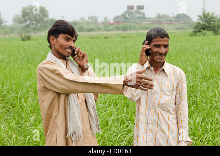 2 indischen ländlichen Bauern Mann Feld Telefon sprechen Stockfoto