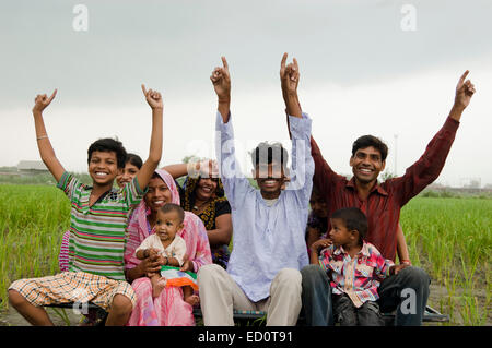 indische ländlichen Familie Feld Spaß Stockfoto