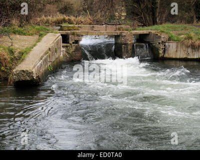 Wasser rauscht durch die offene Schleuse des alten Stauschleuse AtComptonLock auf die Itchen Navigation in der Nähe von Winchester. Stockfoto