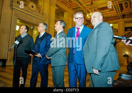 Belfast, Nordirland. 23. Dezember 2014 - erste Minister Peter Robinson (Democratic Unionist Party) gibt seine Reaktion auf das Abkommen zwischen Northern Ireland executive Parteien, und die britischen und irischen Regierungen Credit: Stephen Barnes/Alamy Live News Stockfoto