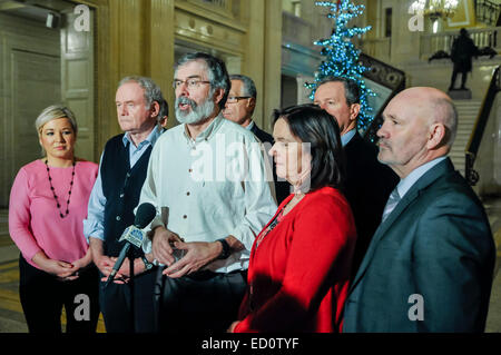 Belfast, Nordirland. 23. Dezember 2014 - Abgeordneter First Minister Martin McGuinness Parteipräsident Gerry Adams (Sinn Féin) zu geben, und ihre Reaktion auf das Abkommen zwischen Northern Ireland executive Parteien, und die britischen und irischen Regierungen Credit: Stephen Barnes/Alamy Live News Stockfoto