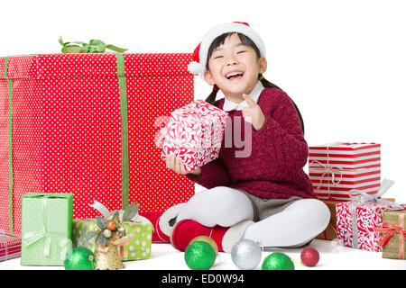Glückliches Mädchen mit Weihnachtsgeschenken Stockfoto