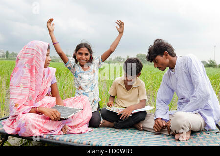 indische ländlichen Eltern mit Kind Feldstudie Stockfoto