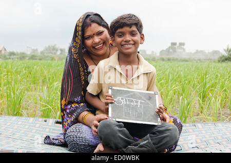 indische ländlichen Mutter mit Kind-Studie Stockfoto