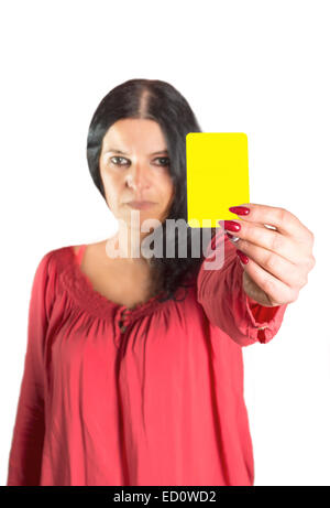 Ein Bild von einer hübschen Frau, die gelbe Karte zeigen. Selektiven Fokus auf Karte Stockfoto