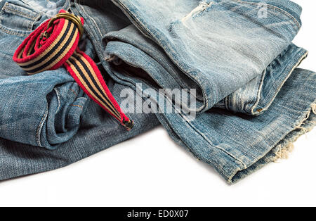 Blue Jeans und Gürtel auf weißem Hintergrund. Stockfoto
