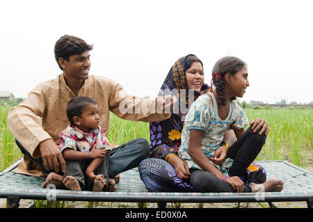 Genießen Sie indische ländlichen Eltern mit Kind Bereich Stockfoto