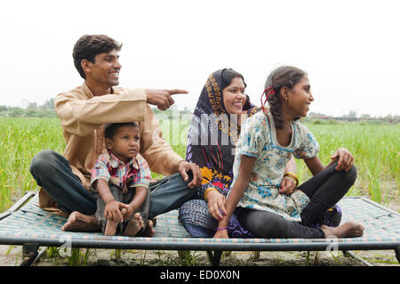 Genießen Sie indische ländlichen Eltern mit Kind Stockfoto