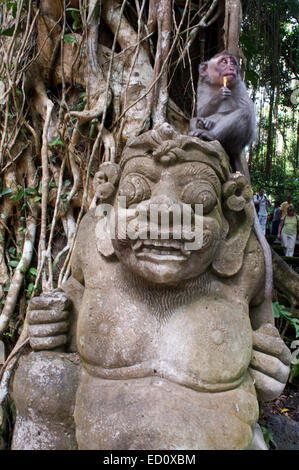 Affen Spaß am steinernen Statuen der Hindu heilige Affenwald. Ubud. Bali. Gelächter. Das Ubud Monkey Forest ist ein Natur-reserv Stockfoto