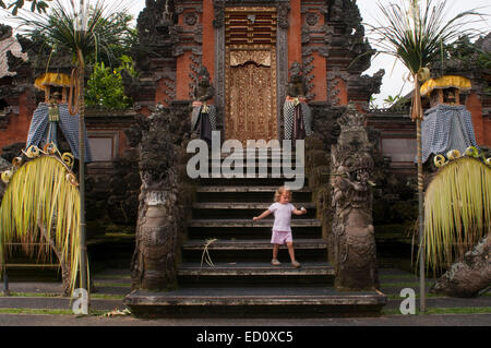 Ein Tourist Kind im Tempel Pura Desa. Ubud. Die wichtigsten "Stadt-Tempel" im Zentrum, gegenüber des Ary Warung.  Der Haupttempel in Stockfoto