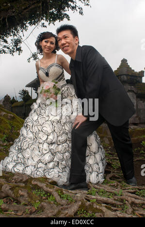 Bali Tempel auf einem See Pura Ulun Danu Bratan Indonesien. Ein paar tun die Hochzeit Fotos nächste wichtige Tempel Pura Ulan Danu Br Stockfoto