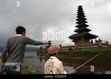 Bali Tempel auf einem See Pura Ulun Danu Bratan Indonesien. Pura Ulan Danu Bratan Tempel in Bedugul. Es entstand im Jahre 1633 durch den König Stockfoto