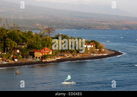 Das kleine Dorf von Amed Fischer mit Blick auf Hintergrund Berg Gunung Agung (3142m). Ost-Bali. Amed ist ein lange Küstenstreifen Stockfoto